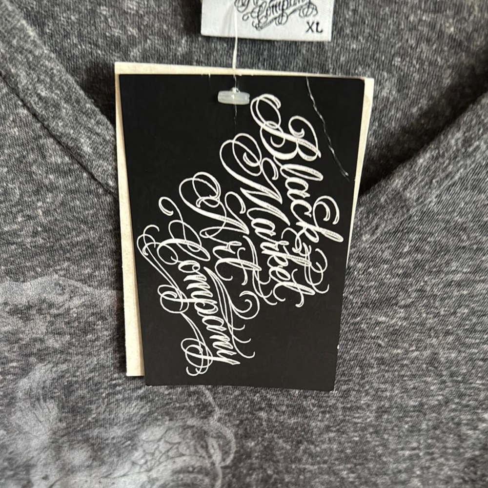 Chic Gray Graphic Tee - Picture 4 of 6